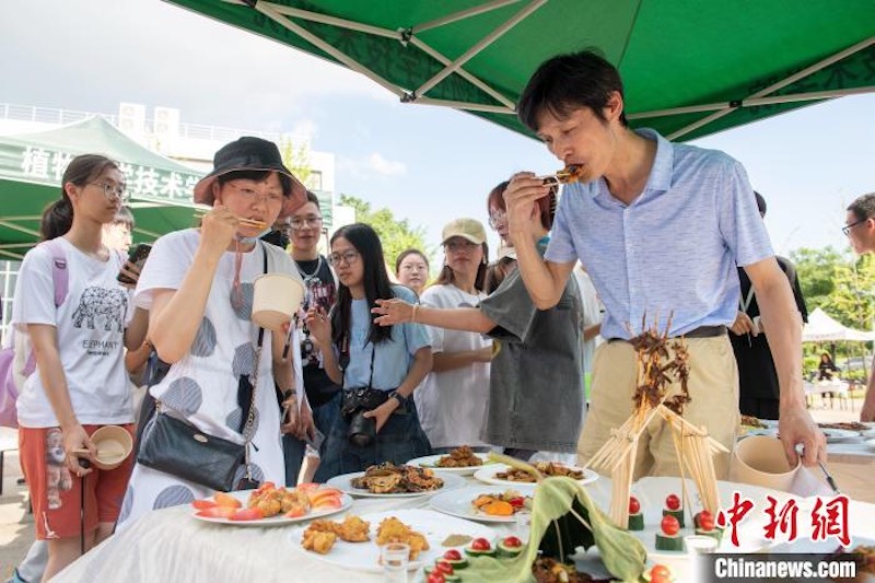 Hubei : un « festin d'insectes » à l'Université agricole de Huazhong