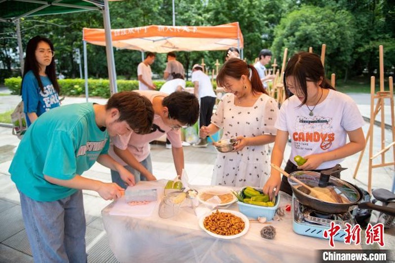 Hubei : un « festin d'insectes » à l'Université agricole de Huazhong