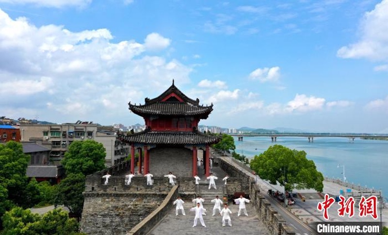 Hubei : la pratique du Taï-chi-chuan sur les remparts de la vieille ville de Xiangyang