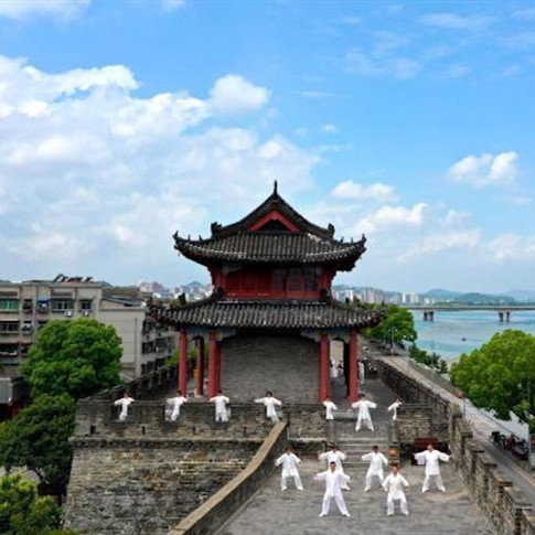 Hubei : la pratique du Taï-chi-chuan sur les remparts de la vieille ville de Xiangyang