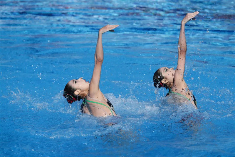 Des sœurs jumelles chinoises décrochent leur troisième médaille d'or en natation artistique aux Mondiaux de Budapest