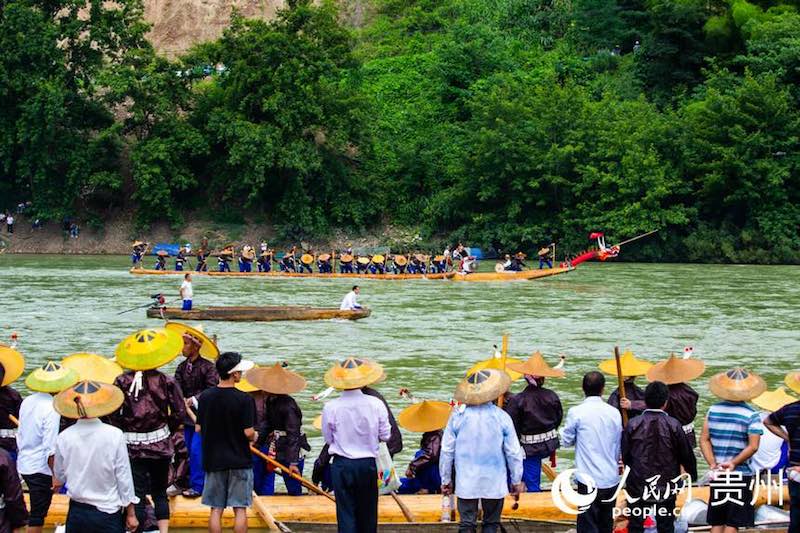Guizhou : les Miao célèbrent le festival des bateaux-dragons en canoë à Taijiang