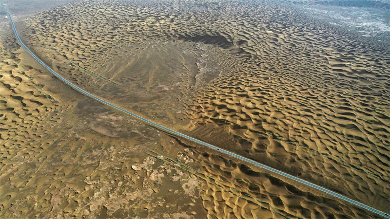 Xinjiang : l'autoroute du désert de Yuqie sur le point d'ouvrir à la circulation à Bazhou