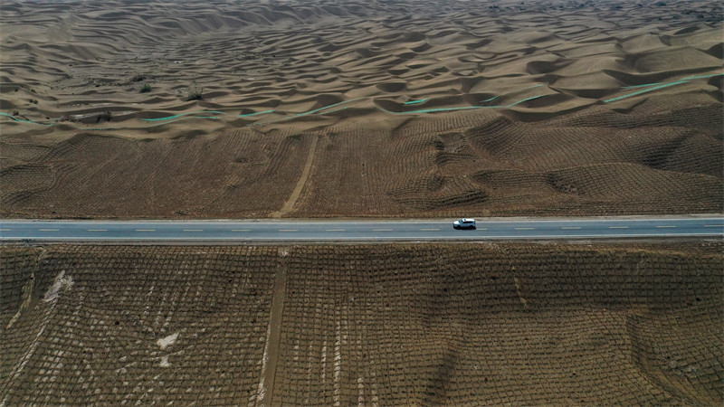 Xinjiang : l'autoroute du désert de Yuqie sur le point d'ouvrir à la circulation à Bazhou