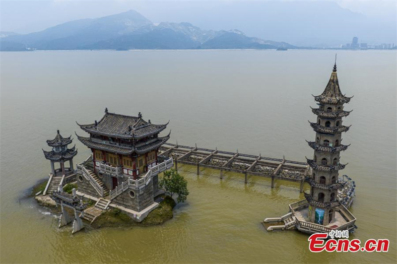 Jiangxi : l'île de Luoxingdun du lac Poyang submergée, comme un « pavillon dans l'eau »