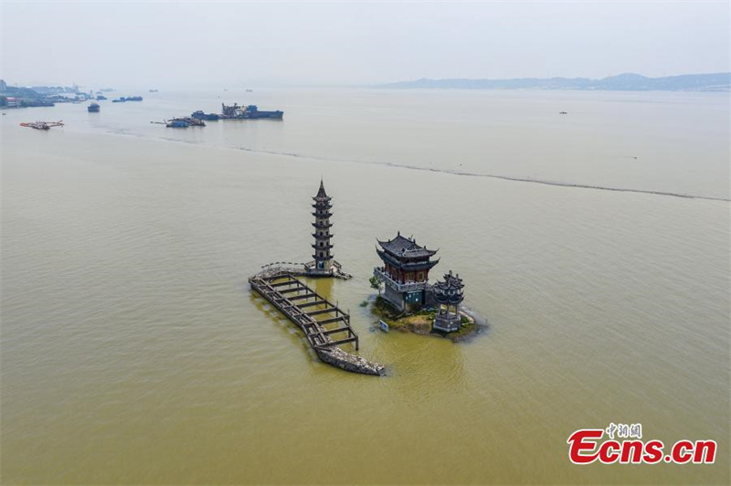 Jiangxi : l'île de Luoxingdun du lac Poyang submergée, comme un « pavillon dans l'eau »