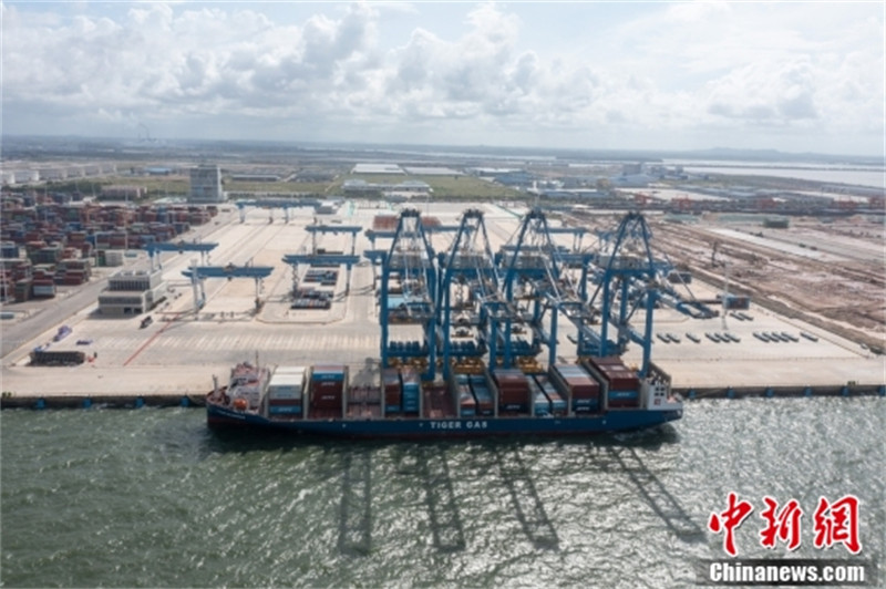 Le premier terminal à conteneurs automatisé maritime et ferroviaire de Chine a achevé son premier amarrage