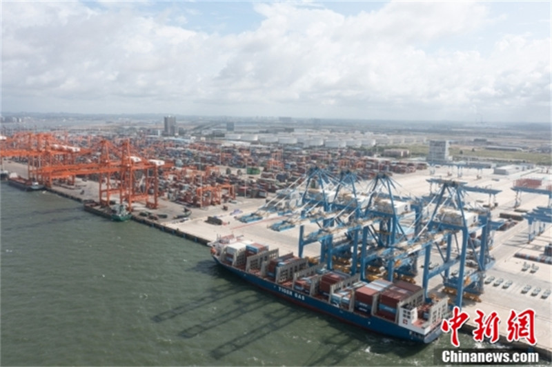 Le premier terminal à conteneurs automatisé maritime et ferroviaire de Chine a achevé son premier amarrage