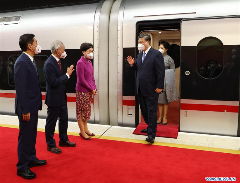 (RASHK 25) Le président Xi Jinping arrive à Hong Kong pour des célébrations d'anniversaire