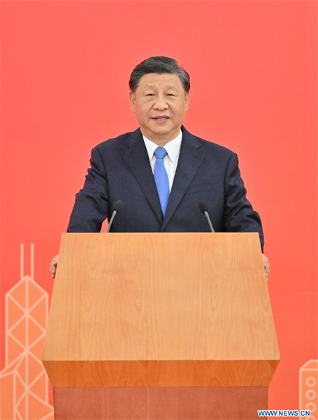 (RASHK 25) Le président Xi Jinping arrive à Hong Kong pour des célébrations d'anniversaire