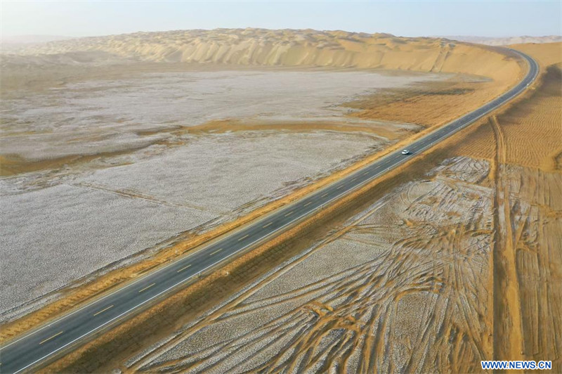 Mise en service d'une nouvelle route dans le plus grand désert de Chine