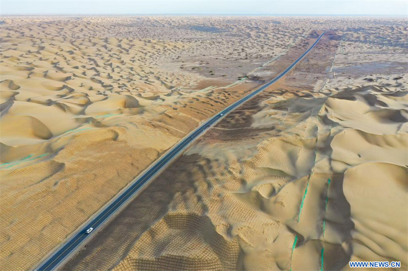 Mise en service d'une nouvelle route dans le plus grand désert de Chine