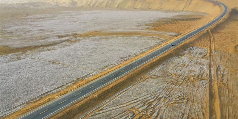 Une nouvelle route traversant le désert du Taklamakan, dans la région autonome ouïgoure du Xinjiang (nord-ouest de la Chine), a été mise en service jeudi.