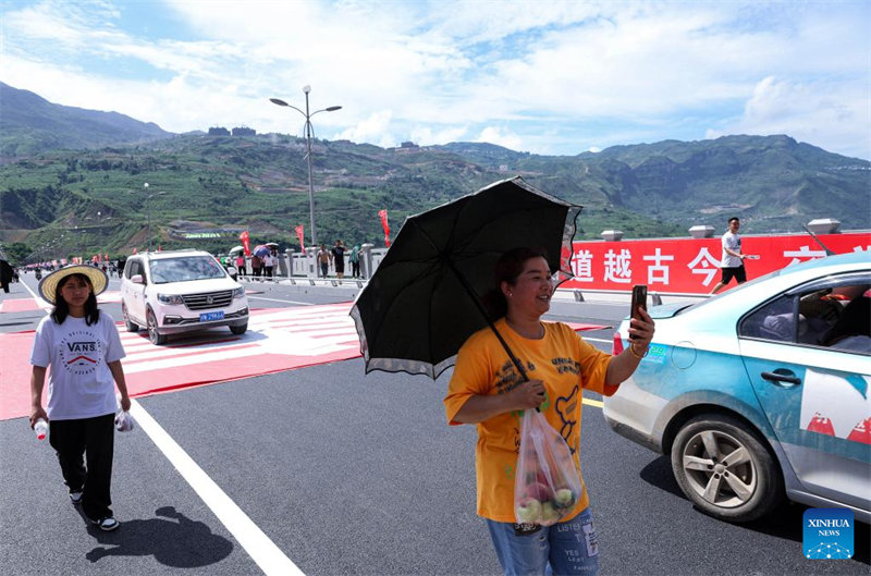 Sichuan : un grand pont reliant la vieille ville et la nouvelle ville de Jinyang ouvert à la circulation