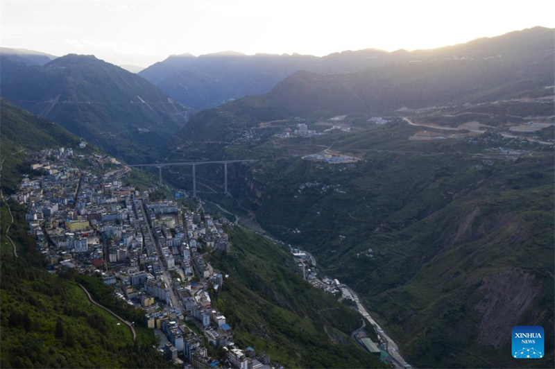 Sichuan : un grand pont reliant la vieille ville et la nouvelle ville de Jinyang ouvert à la circulation