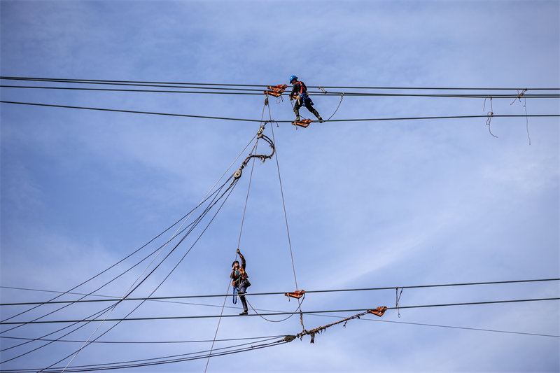 Chongqing : des ouvriers électriciens au travail dans les nuages à Yongchuan