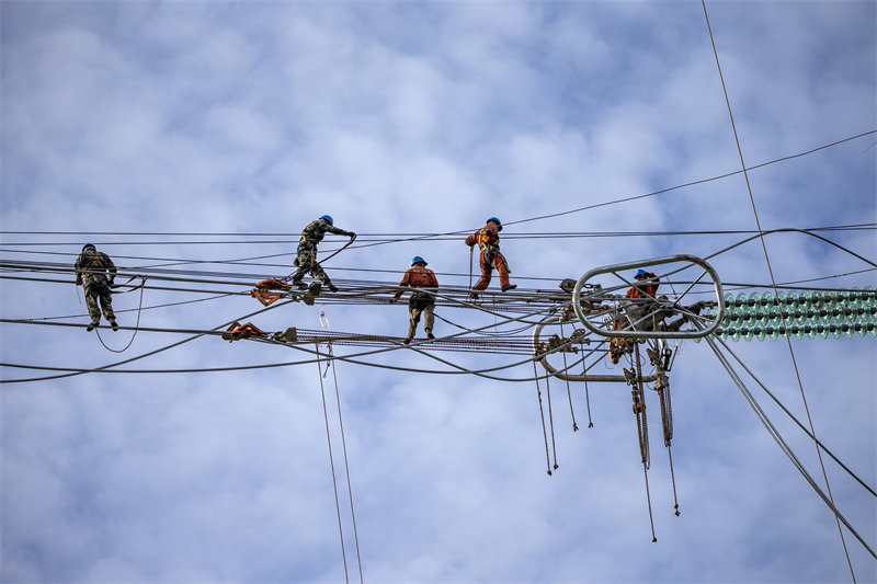 Chongqing : des ouvriers électriciens au travail dans les nuages à Yongchuan
