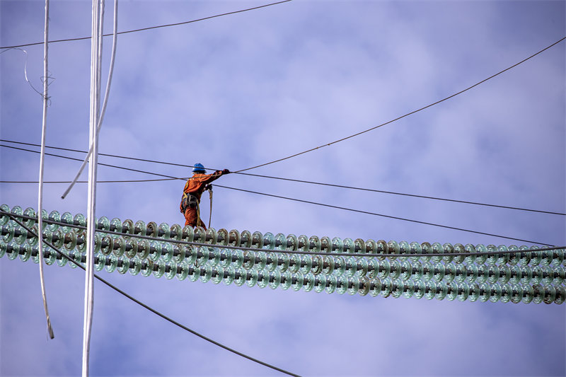 Chongqing : des ouvriers électriciens au travail dans les nuages à Yongchuan