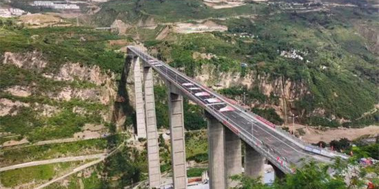 Le pont Jinyanghe, qui possède le plus haut pilier du monde pour un pont à cadre rigide et qui enjambe la rivière Jinyang, a été officiellement ouvert à la circulation le 30 juin, ...