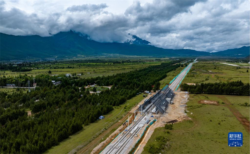 Yunnan : une voie qui conduit au pied des montagnes enneigées