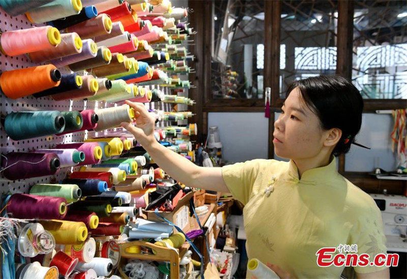Une jeune femme se consacre aux boutons à nœuds traditionnels chinois