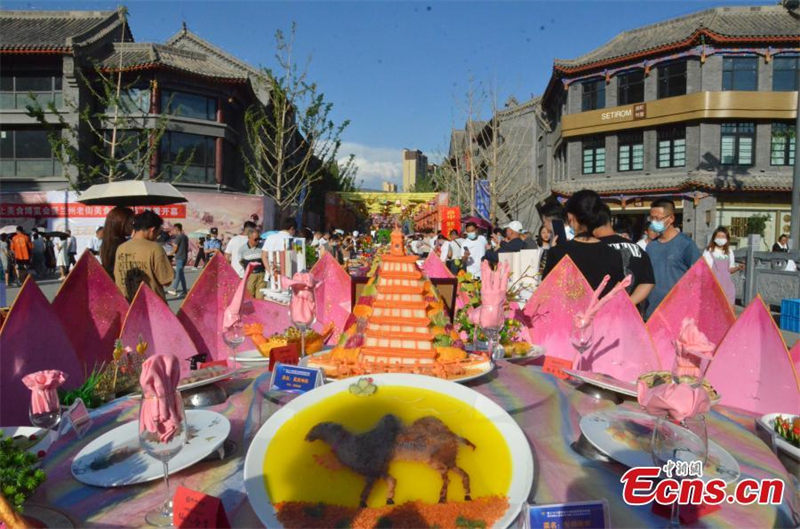 Gansu : un banquet de 45 mètres de long préparé pour le Festival de la gastronomie de Lanzhou