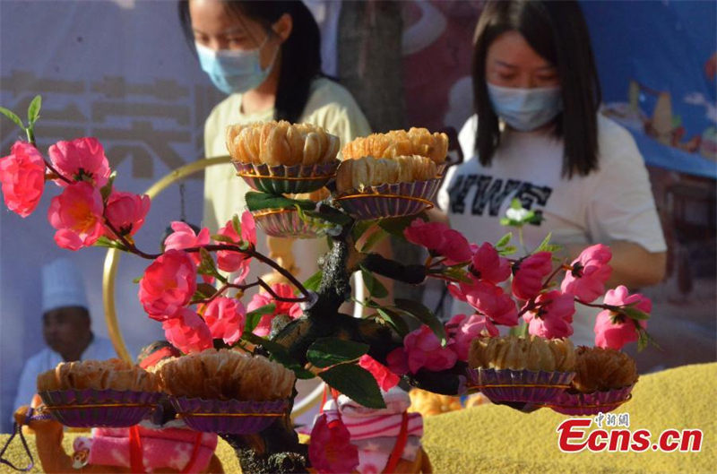 Gansu : un banquet de 45 mètres de long préparé pour le Festival de la gastronomie de Lanzhou