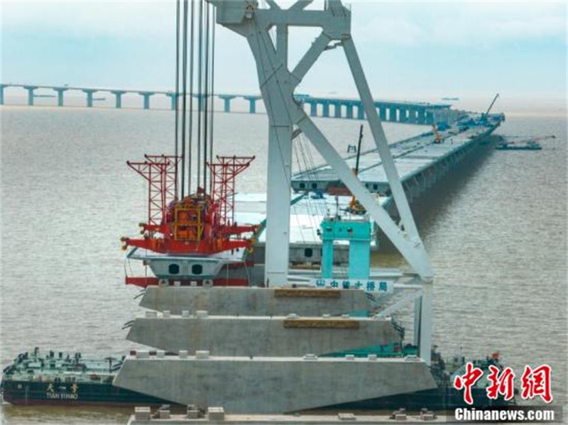 Guangdong : plus de 60% de la construction de la poutre-caisson d'un pont offshore achevée dans le canal Shenzhen-Zhongshan