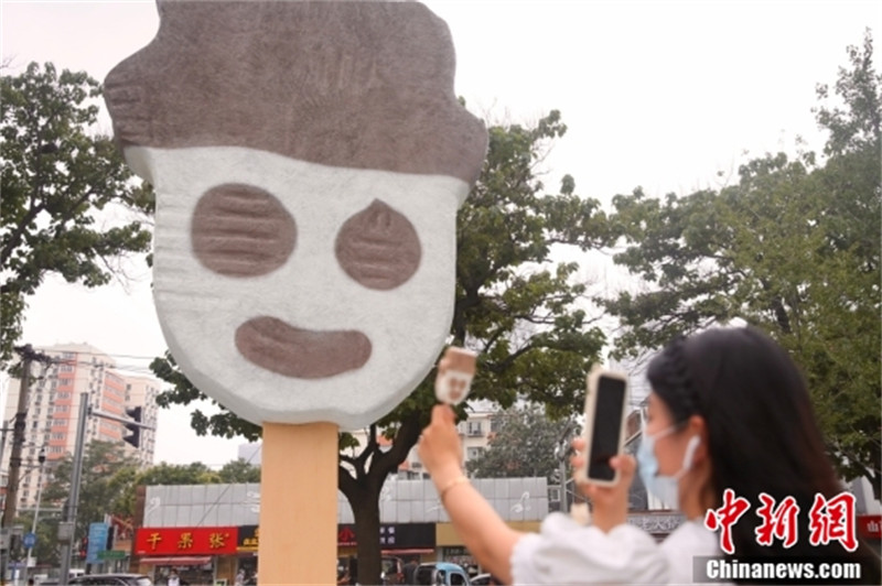 Beijing : une statue de crème glacée dans la rue attire les curieux