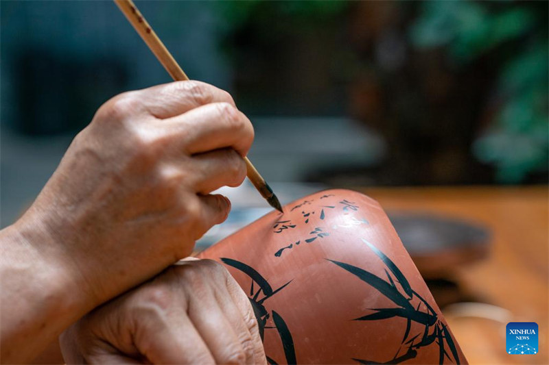Un artisan fait rayonner les techniques traditionnelles de fabrication de poteries