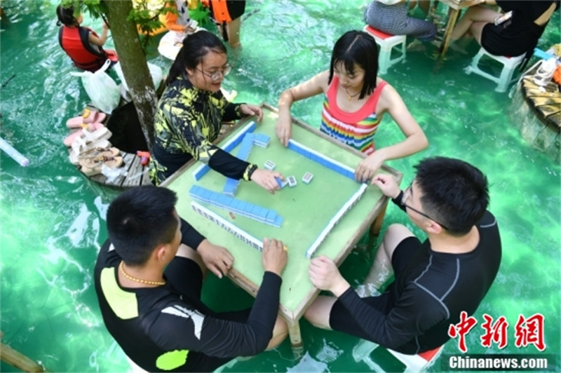 A Chengdu, on joue au « mahjong sur l'eau » pour profiter de la fraîcheur de l'été