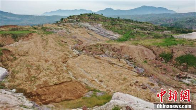 Hebei : découverte de sites de fossiles d'empreintes de dinosaures avec les plus grandes superficie et quantité du pays