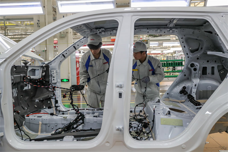 Sichuan : la production de véhicules bat son plein dans des ateliers intelligents à Yibin