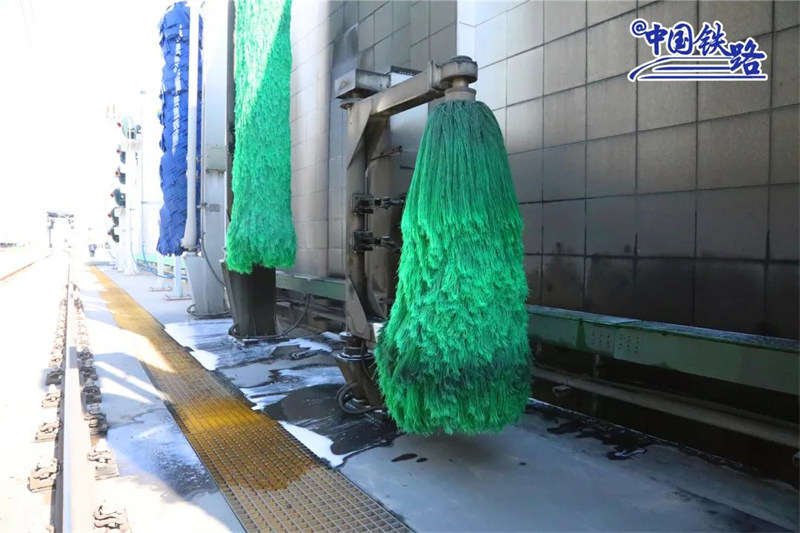 Un spa en 10 minutes ! Le « titan vert du rail » prend une douche avec son « arsenal magique»