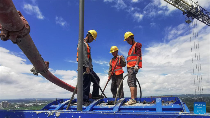 Un pont de la ligne ferroviaire à grande vitesse Nanning-Yulin en construction