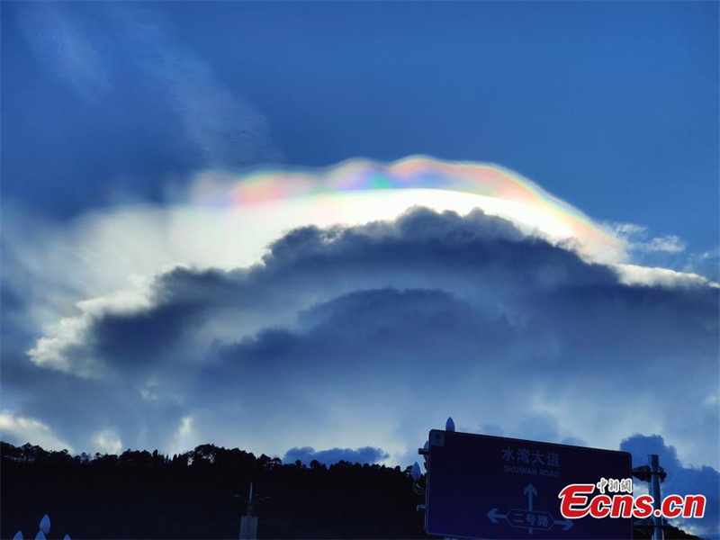Des nuages aux couleurs de l'arc-en-ciel apparaissent dans le Yunnan