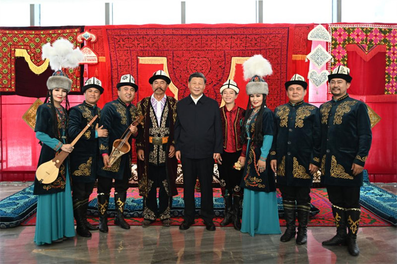 Xi Jinping inspecte Urumqi au Xinjiang