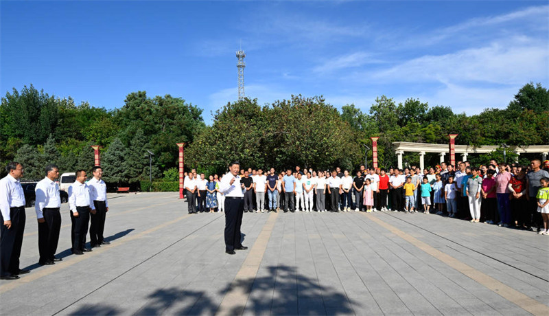 Xi Jinping inspecte la ville de Shihezi au Xinjiang