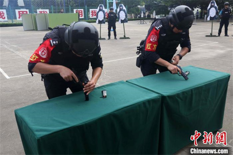 Shandong : la « Journée portes ouvertes du camp de police » attire plus de 100 personnes à Qingdao