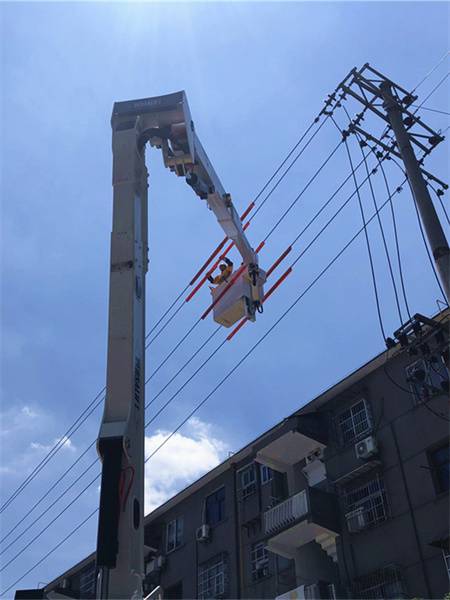  Hunan : des ouvriers électriciens travaillent dans les nuages pour garantir aux habitants de Changsha une fraîcheur estivale