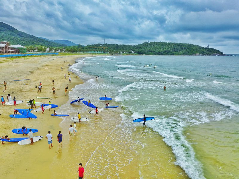 C'est le bon moment pour le surf d'été à Hainan