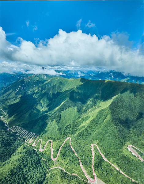 Sichuan : une section de route avec 28 tournants à Jiuzhaigou attire de nombreux touristes