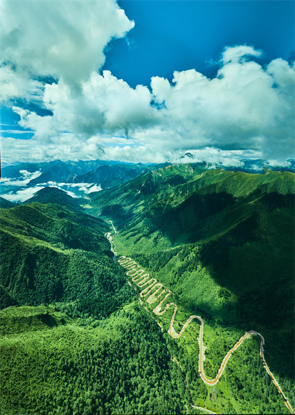 Sichuan : une section de route avec 28 tournants à Jiuzhaigou attire de nombreux touristes