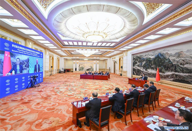 Le Premier ministre chinois rencontre le président exécutif du FEM
