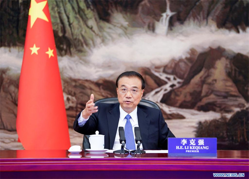 Le Premier ministre chinois rencontre le président exécutif du FEM