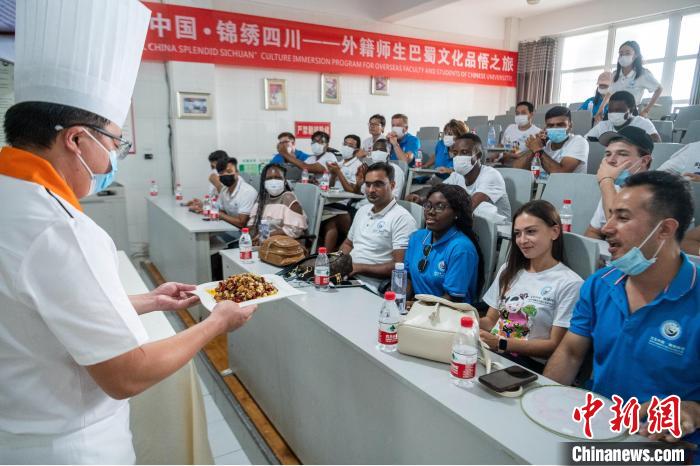 Sichuan: 48 enseignants et étudiants étrangers apprennent le tissage du bambou et la cuisine du Sichuan pour découvrir le charme de la culture de Bashu