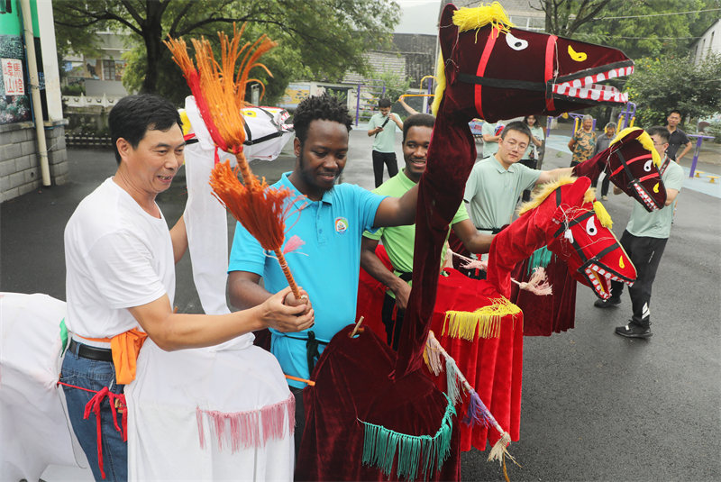 Jiangsu : des étudiants étrangers goûtent au charme des lanternes en forme de chevaux de Zhangshan à Zhenjiang