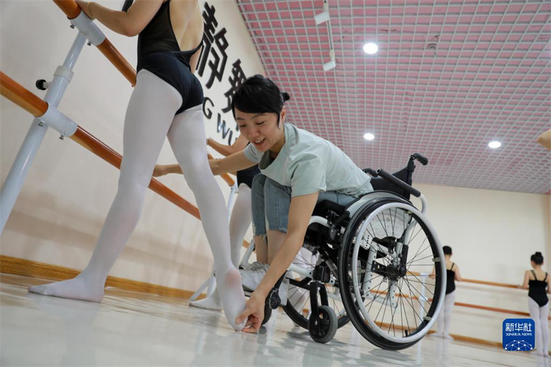 Une danseuse en fauteuil roulant
