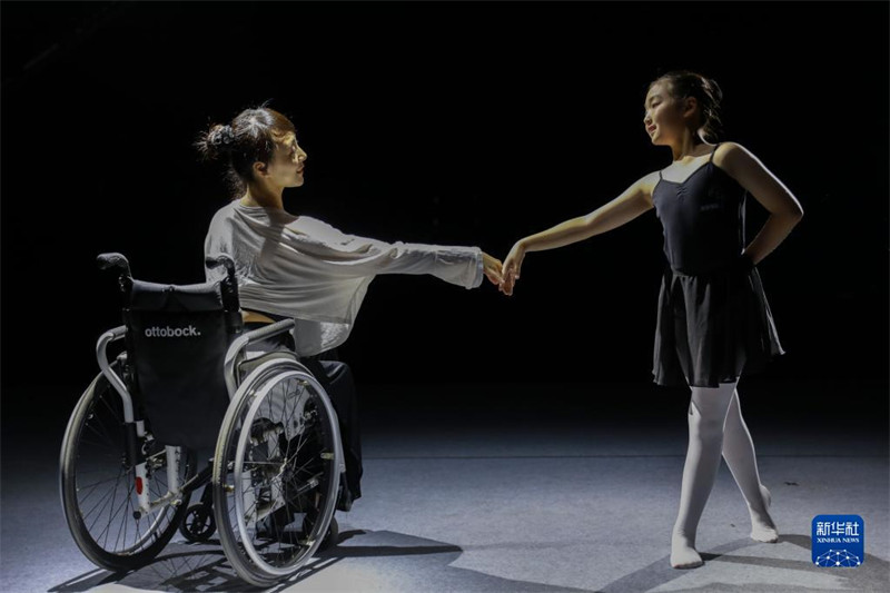 Une danseuse en fauteuil roulant