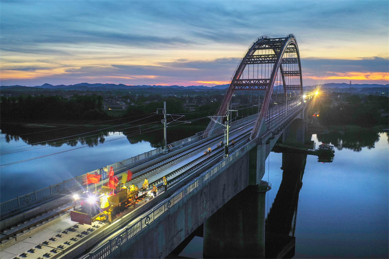 Hunan : fin des travaux de jonction de la ligne ferroviaire à grande vitesse Changde-Yiyang-Changsha